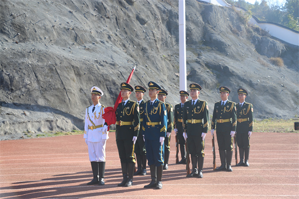 天安门国旗班战士走进湘西自治州校园举行升国旗仪式