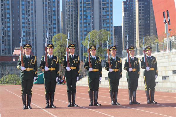 天安门国旗班战士走进湘西自治州校园举行升国旗仪式