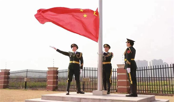 提升国防素养，国旗班战士为徐州小学生升国旗