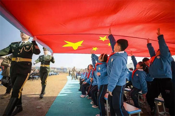 提升国防素养，国旗班战士为徐州小学生升国旗