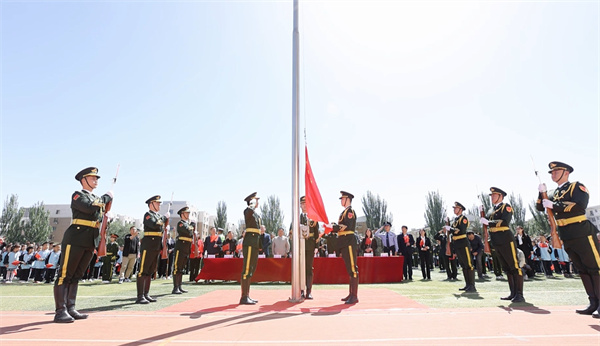 在天安门广场升起的国旗，飘扬在包头市这所学校上空