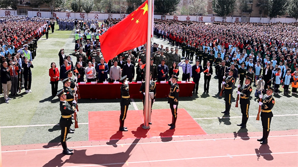 在天安门广场升起的国旗，飘扬在包头市这所学校上空