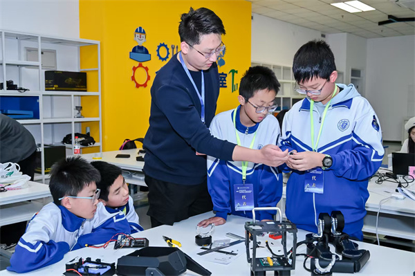 具身智能与人形机器人科技教育研讨会在京举行