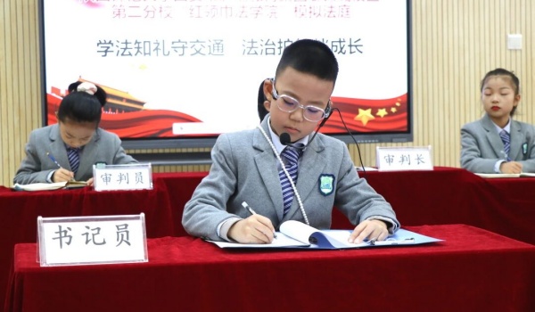 让法治精神浸润校园——西安浐灞国际港宪法宣传周活动成功举行 让法治精神浸润校园——西安浐灞国际港宪法宣传周活动成功举行