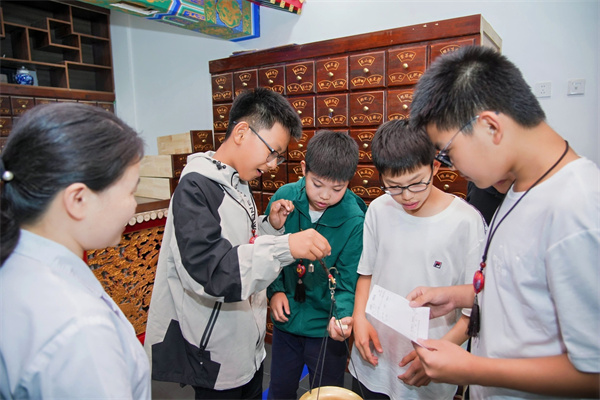 【特色社团在校园】药香润校园 创意续文脉